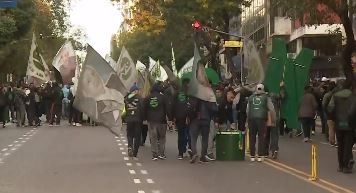 Día del Trabajador: la CGT y la izquierda salen a protestar tras la primera victoria de Milei en el Congreso | Política