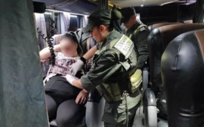 Una mujer fue detenida con 70 celulares ocultos en su cuerpo | Actualidad