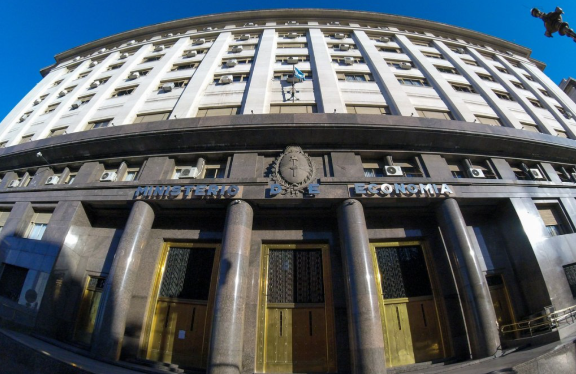 Las transferencias automáticas a provincias cayeron 20,6% en abril | Economía