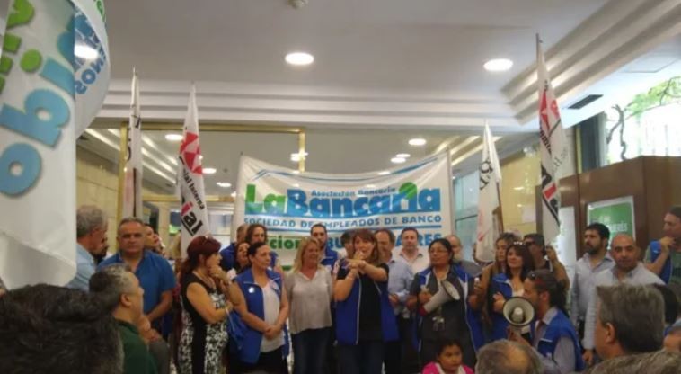 Paritarias: La Bancaria acordó un aumento en línea con la inflación y el sueldo básico superará el $1.200.000 | Economía