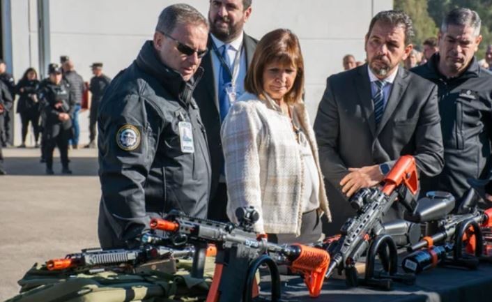 Patricia Bullrich presentó las nuevas armas no letales para la Policía de Seguridad Aeroportuaria | Actualidad