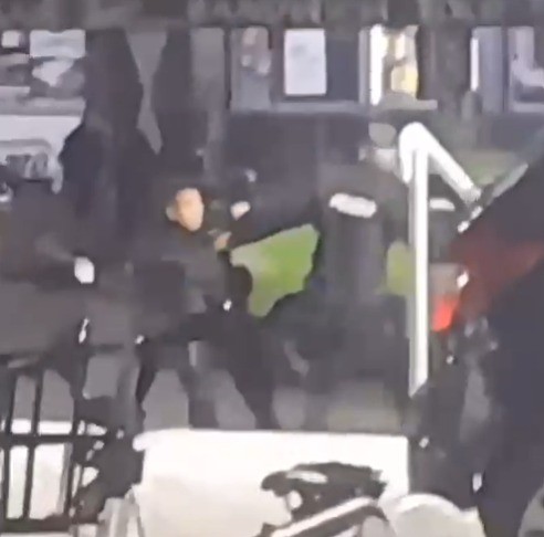 Video: Policías se pelearon entre ellos en la puerta de la Terminal de Ómnibus de Santa Fe | Actualidad