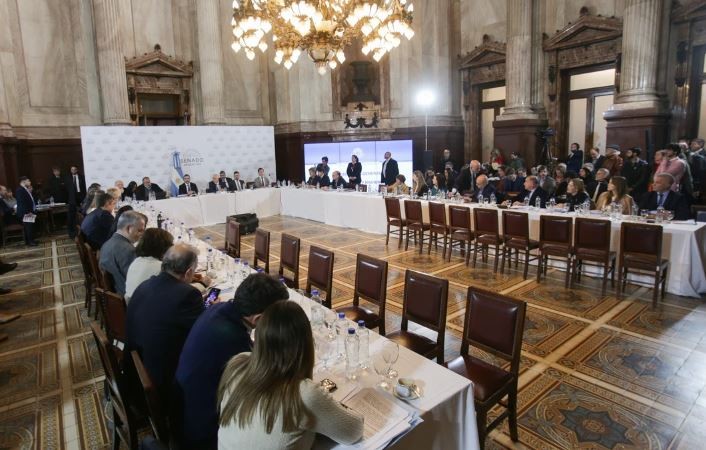 Ley Bases: el Gobierno prepara una cumbre con la oposición dialoguista para consensuar cambios | Política