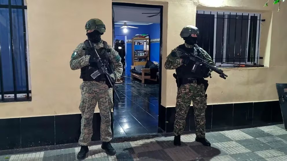 Detuvieron a un agente de inteligencia por filtrar información a un policía prófugo vinculado a Los Monos | Actualidad