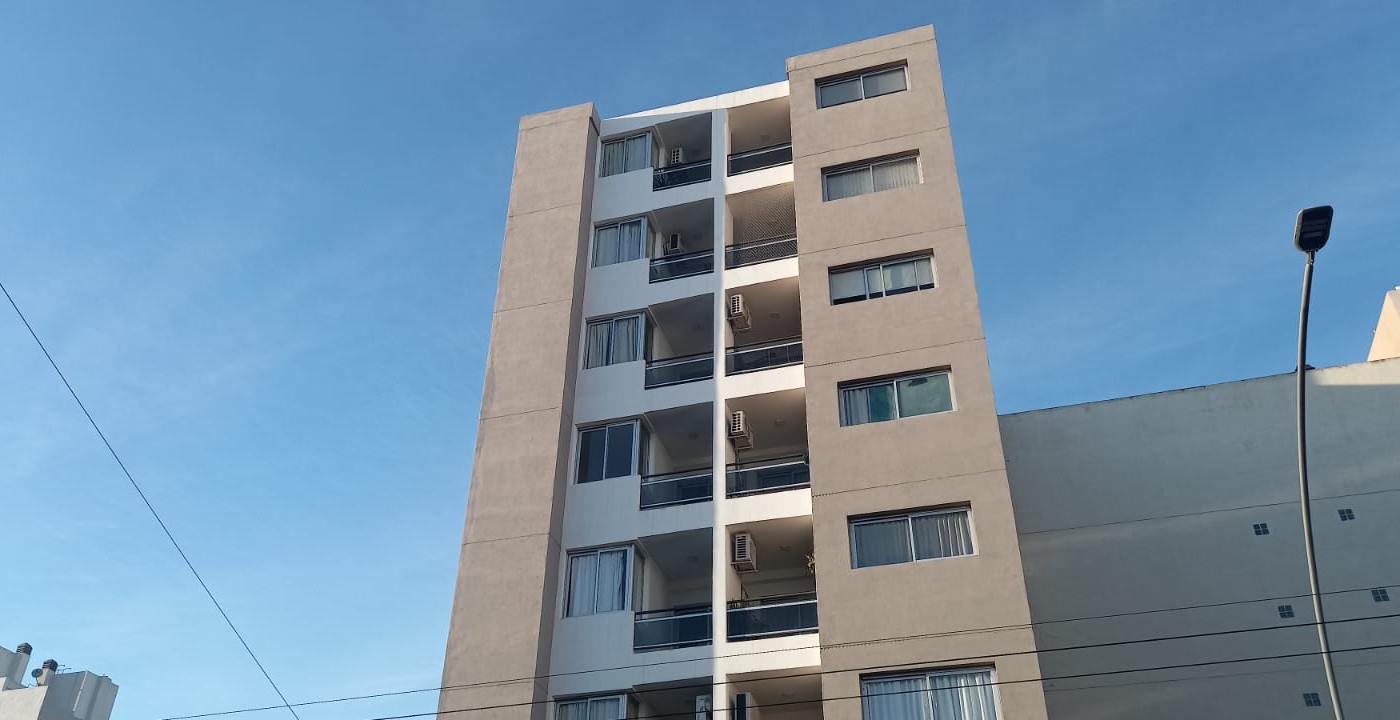 Otra vez en Córdoba: Un niño de tres años bajo solo siete pisos mientras su madre dormía | Actualidad