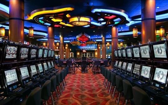 Denuncian a un hombre por dejar a su hijo encerrado para ir al casino | Actualidad