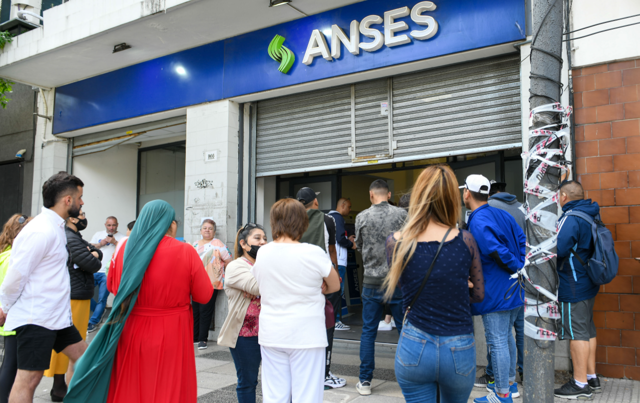 Oficializaron el aumento de asignaciones familiares, jubilaciones y pensiones | Economía