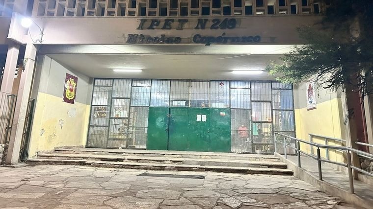 Insólito: un padre golpeó a compañeros de su hija | Actualidad