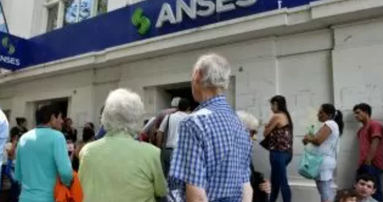 Oficializaron el bono de $ 70.000 para jubilados | Economía