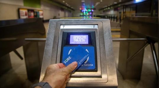 Síntoma de la recesión: cayó más de 18% la cantidad de viajes en medios de transporte en abril | Economía