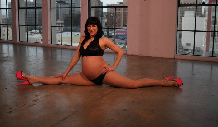Bailarina embarazada insiste con su sensual "baile del caño" | Curiosidades