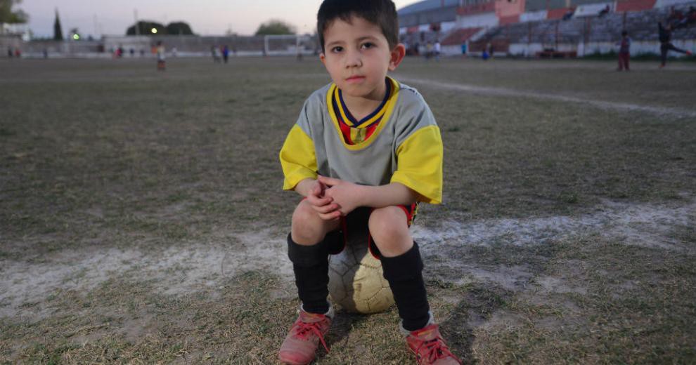 La historia de Indio, el nene que tiene la enfermedad de Messi y juega al fútbol | Deportes