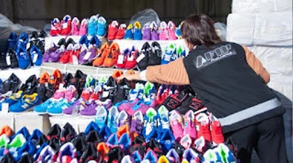 La Aduana entrega cerca de ocho mil pares de zapatillas incautadas para su donación | Actualidad