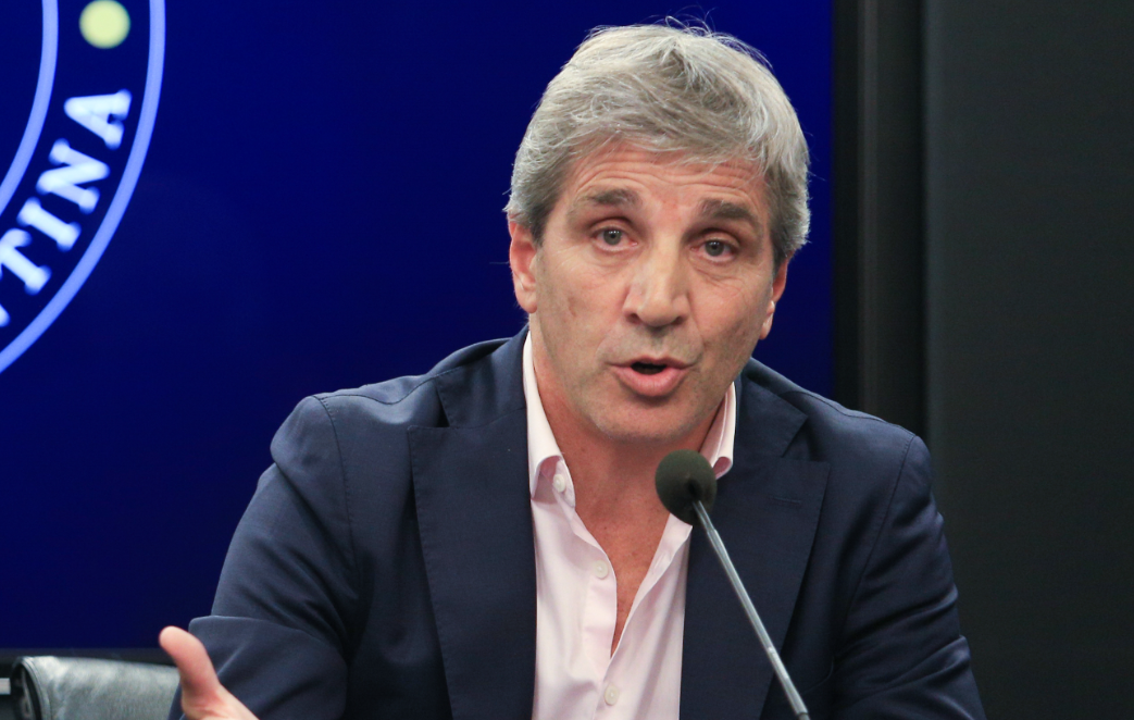 Según Caputo, "se recomponen fuerte los ingresos" y "hay claros signos de recuperación" | Economía