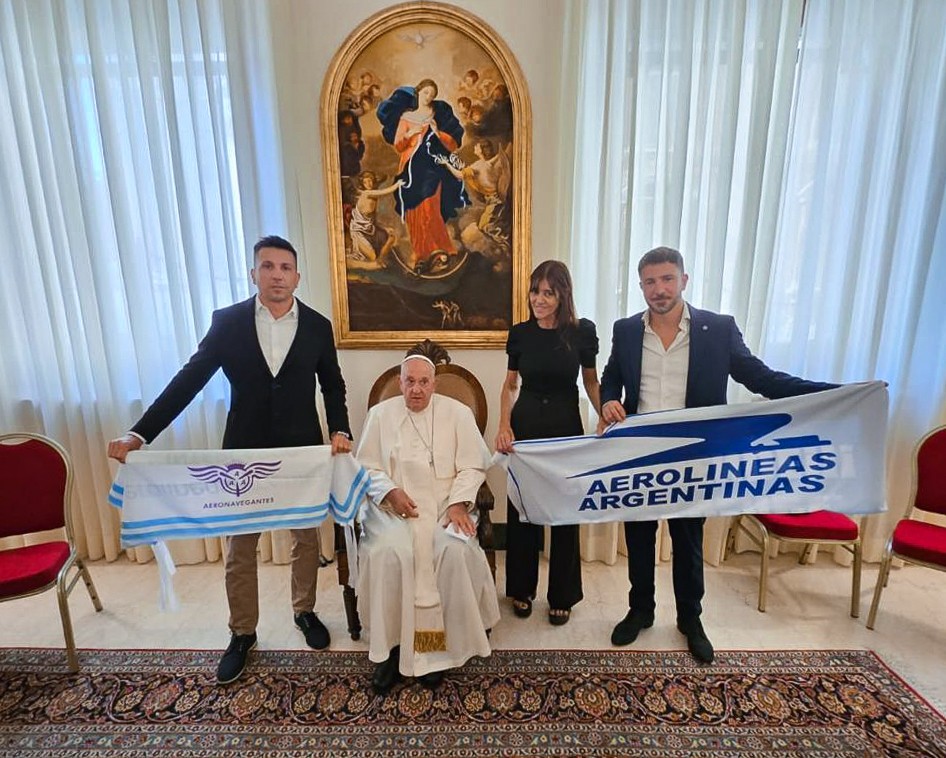 El Papa se fotografió aeronavegantes y una bandera de respaldo a Aerolíneas Argentinas | Política