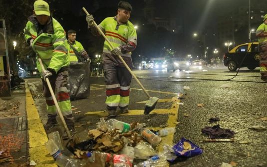 Tras la aprobación de la Ley Bases, comenzó la limpieza intensiva en la zona del Congreso | Actualidad