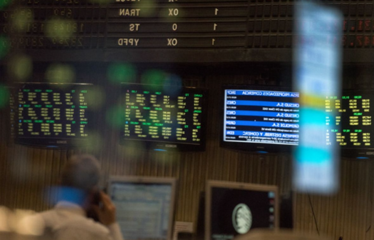 Suben las acciones y los bonos tras la sanción de la Ley Bases en el Senado | Economía