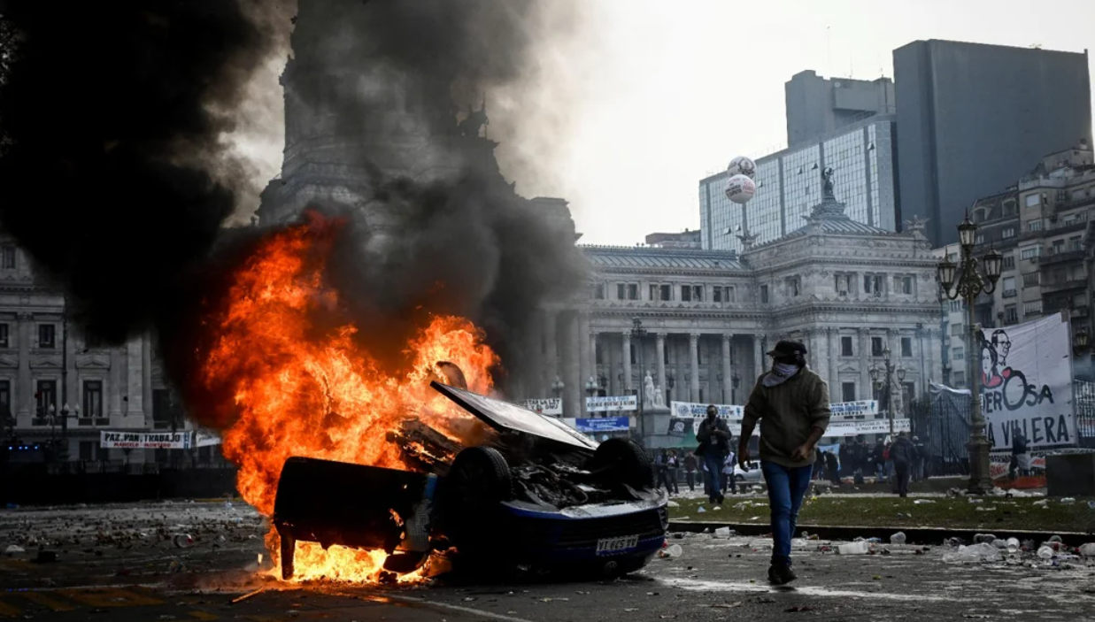 Qué pasará con los detenidos en la protesta contra la Ley Bases | Política