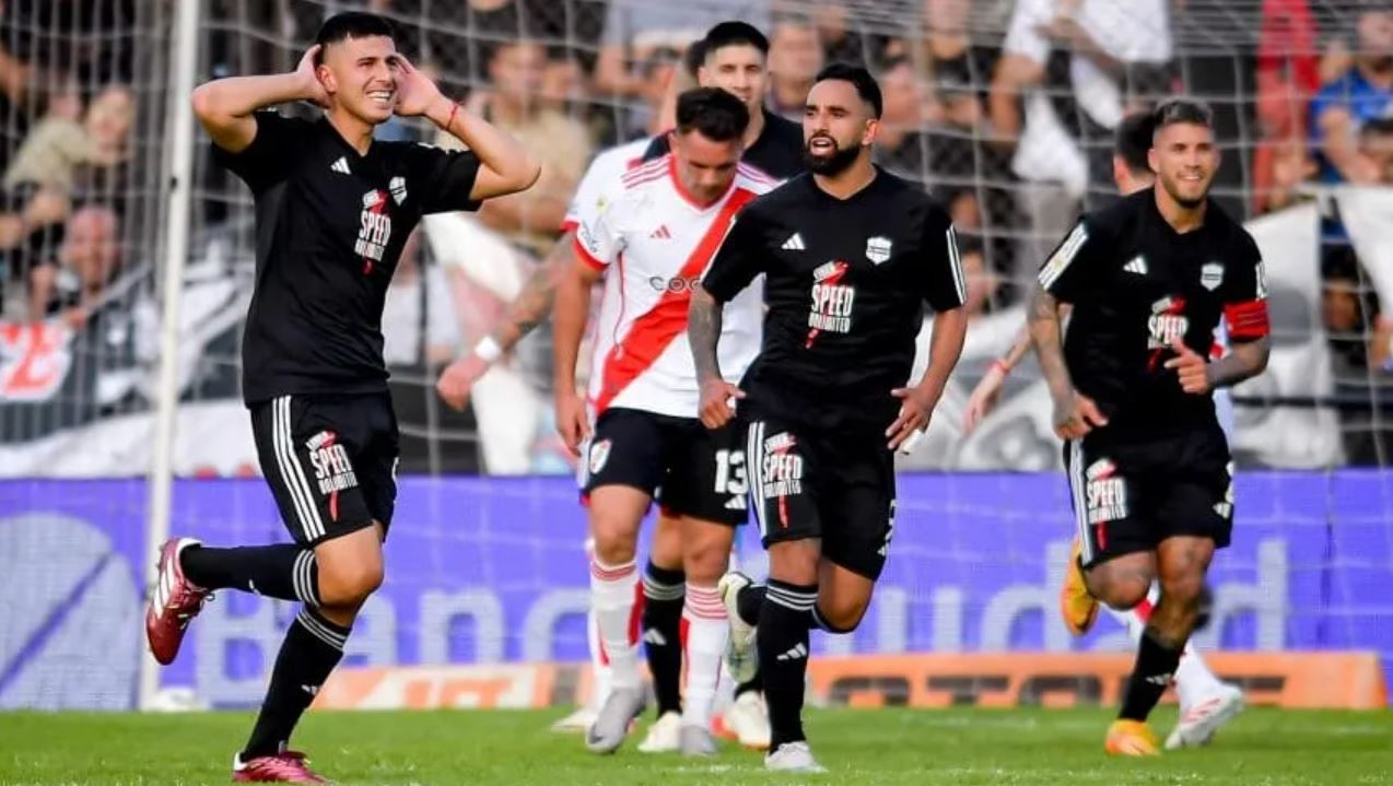 Riestra logró un histórico triunfo ante River y le impidió alcanzar el primer puesto | Deportes