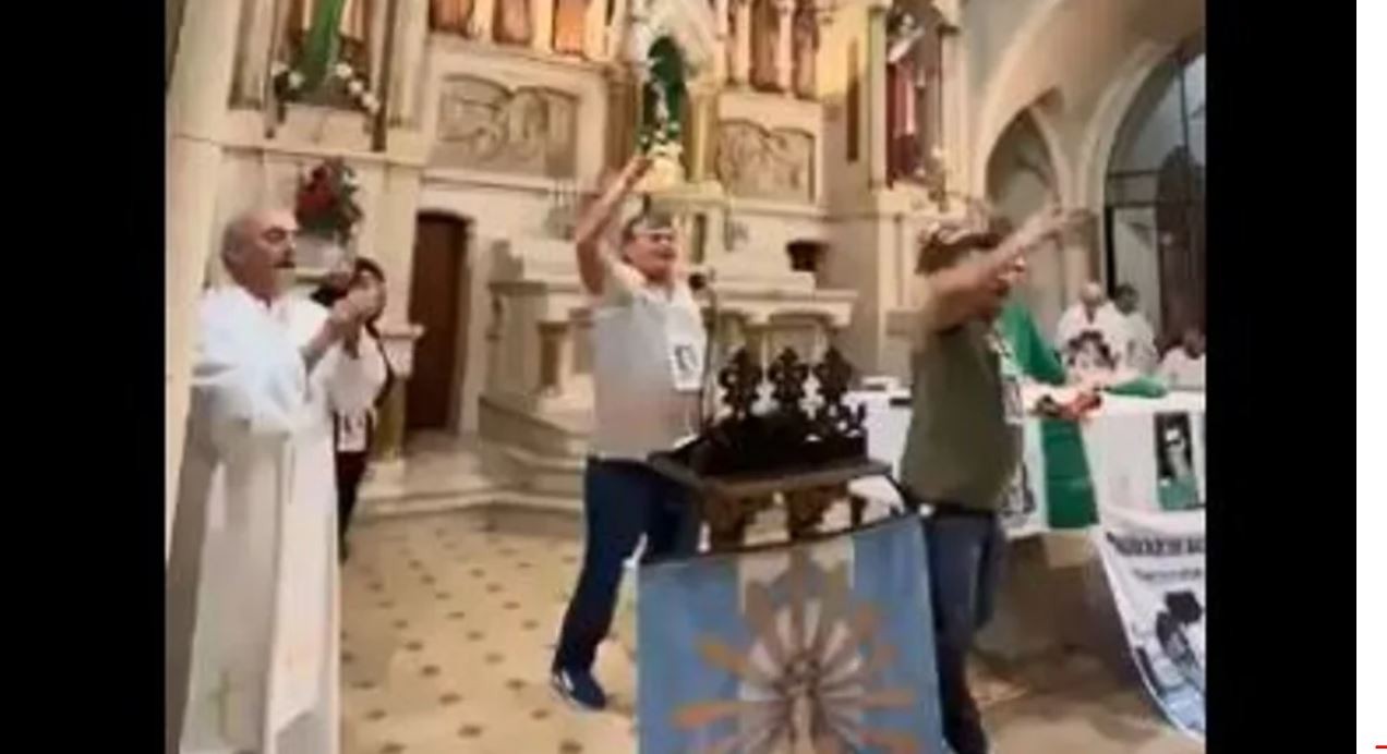 El obispo Carrara pidió "humildes disculpas" por los cánticos opositores durante una misa | Actualidad