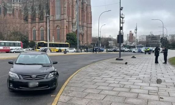 La Plata: usó el celular mientras conducía y atropelló a dos empleadas municipales | Actualidad