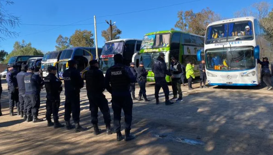 La Policía de Mendoza incautó armas y droga a la barrabrava de Almirante Brown | Deportes