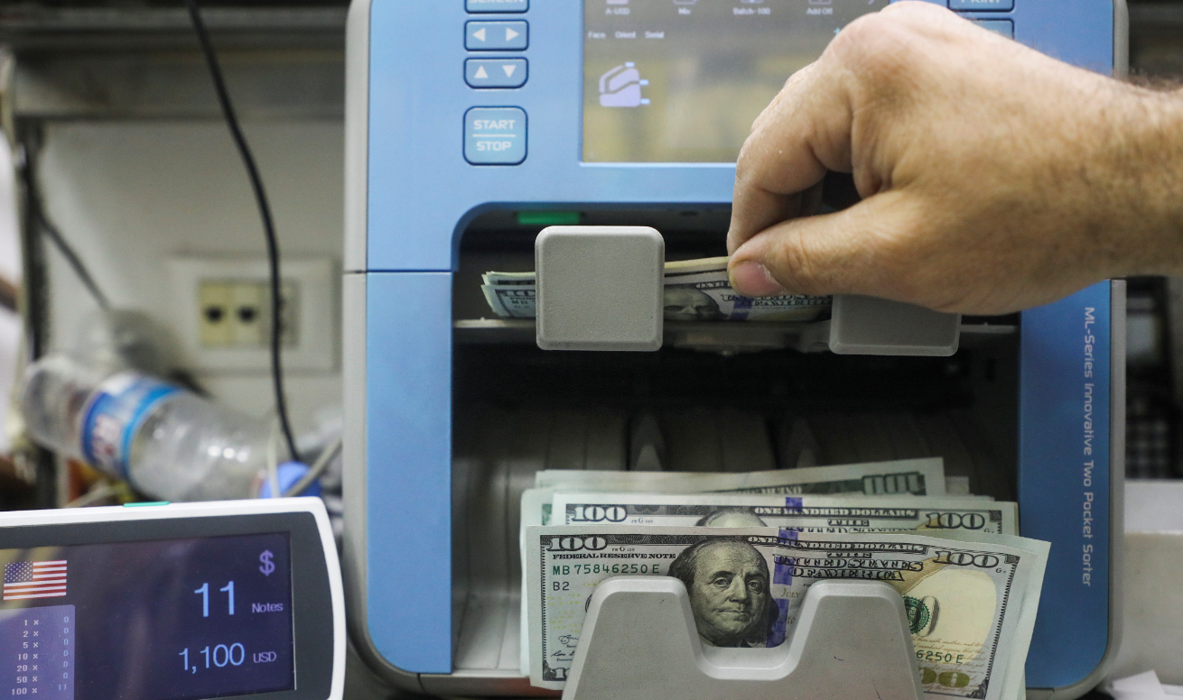 Tras los feriados, bajan las acciones, sube el riesgo país y el dólar blue marca un récord | Economía