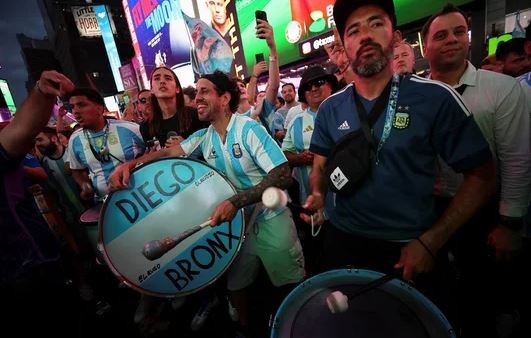 Una marea celeste y blanca en el banderazo argentino en Times Square antes del partido frente a Chile | Deportes