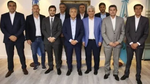 Ocho gobernadores de JxC cerraron filas en respaldo a la Ley Bases y la vuelta de Ganancias | Política