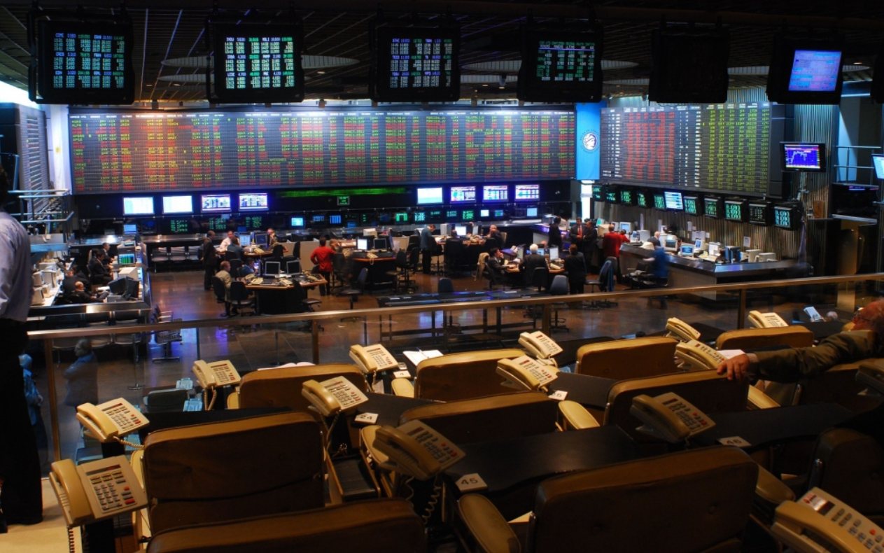 Luego de los anuncios de Caputo, sube el dólar y caen las acciones y los bonos | Economía