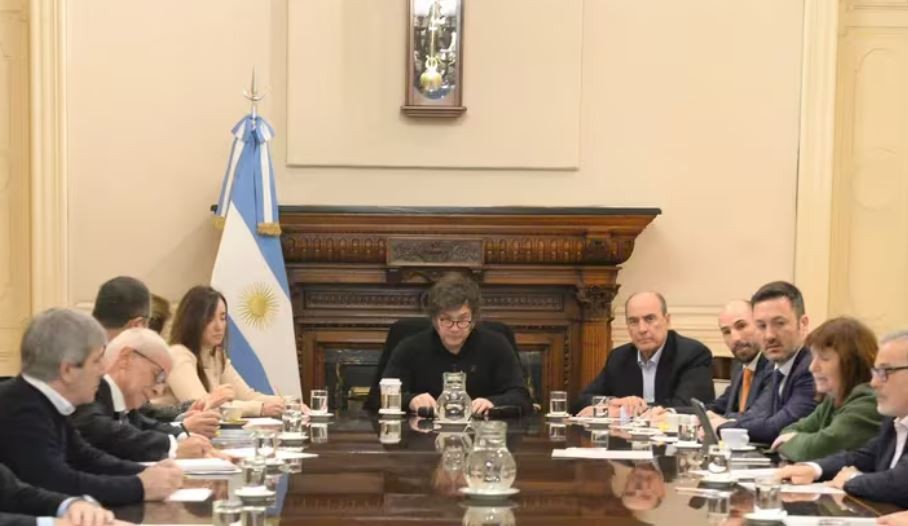 Milei encabezó una nueva reunión con equipo completo en medio de la crisis cambiaria | Política