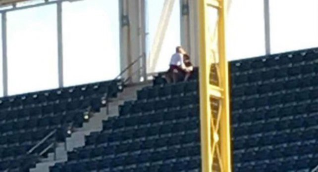 Se aburrieron y tuvieron sexo en la tribuna | Curiosidades
