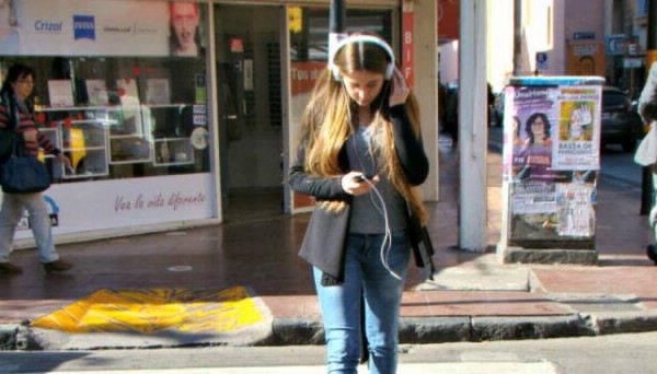 Instalan semáforos en el piso para que los adictos a celulares no sean atropellados | Curiosidades