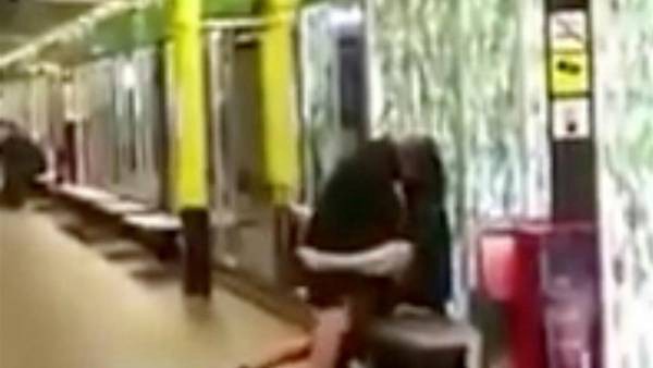Sexo en el subte de Barcelona: ¿estaba consciente la chica? | Curiosidades