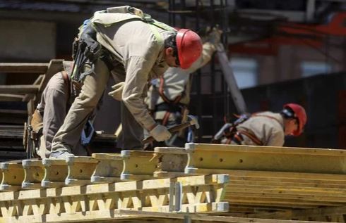 Empresarios y sindicalistas pidieron al Gobierno que se instrumente una política para reactivar construcción de viviendas | Economía