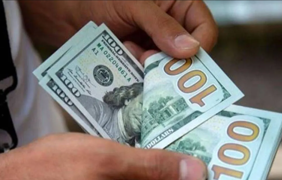 El dólar blue sigue su marcha alcista y alcanza un nuevo récord de $1.500 | Economía