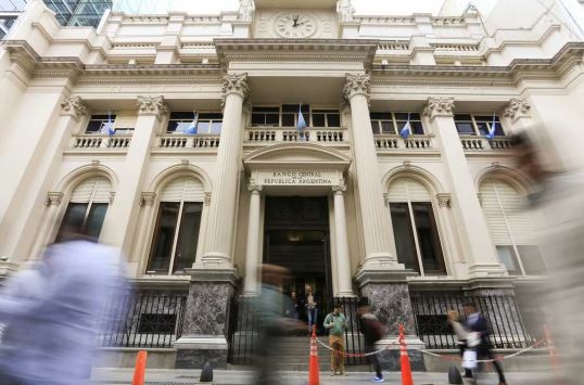El Banco Central estimó que deberá absorber $2,5 billones adicionales al superávit primario | Economía