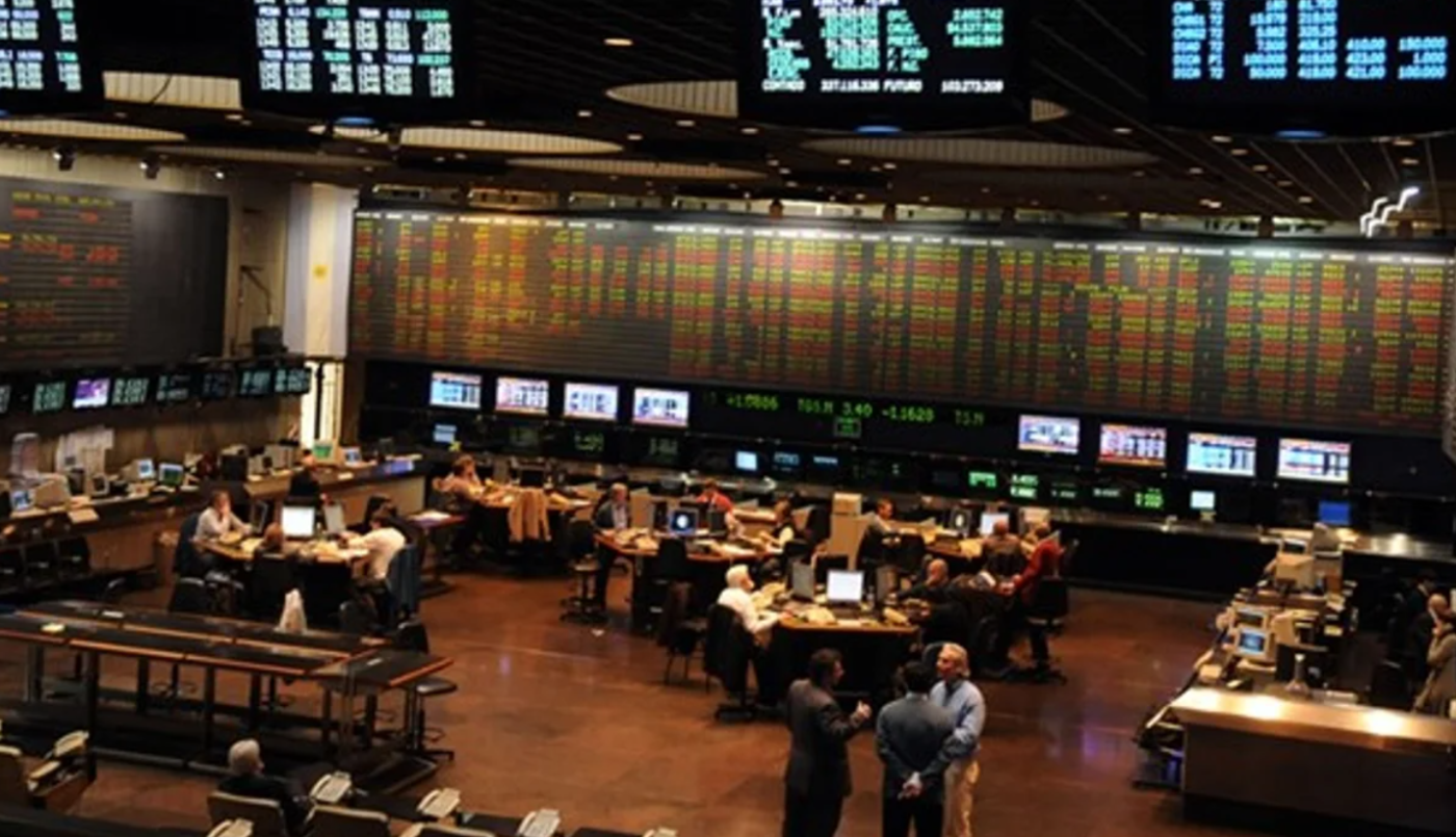 Tras los anuncios del Gobierno, el dólar blue frena la escalada y se ubica en $1.440 | Economía