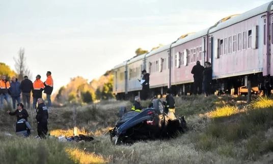 Mar del Plata: un tren que viajaba hacia Buenos Aires embistió un auto y murió una niña | Actualidad