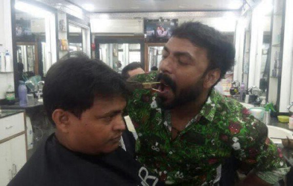 La increíble historia del hombre que corta el pelo con la boca | Curiosidades