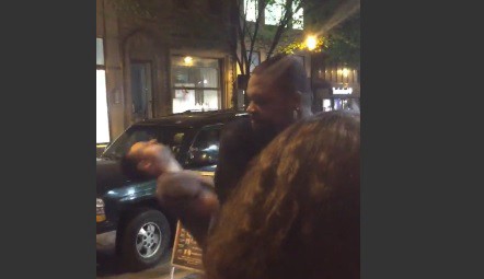 La terrible trompada de "knock out" del portero de una discoteca a un joven en Filadelfia | Curiosidades