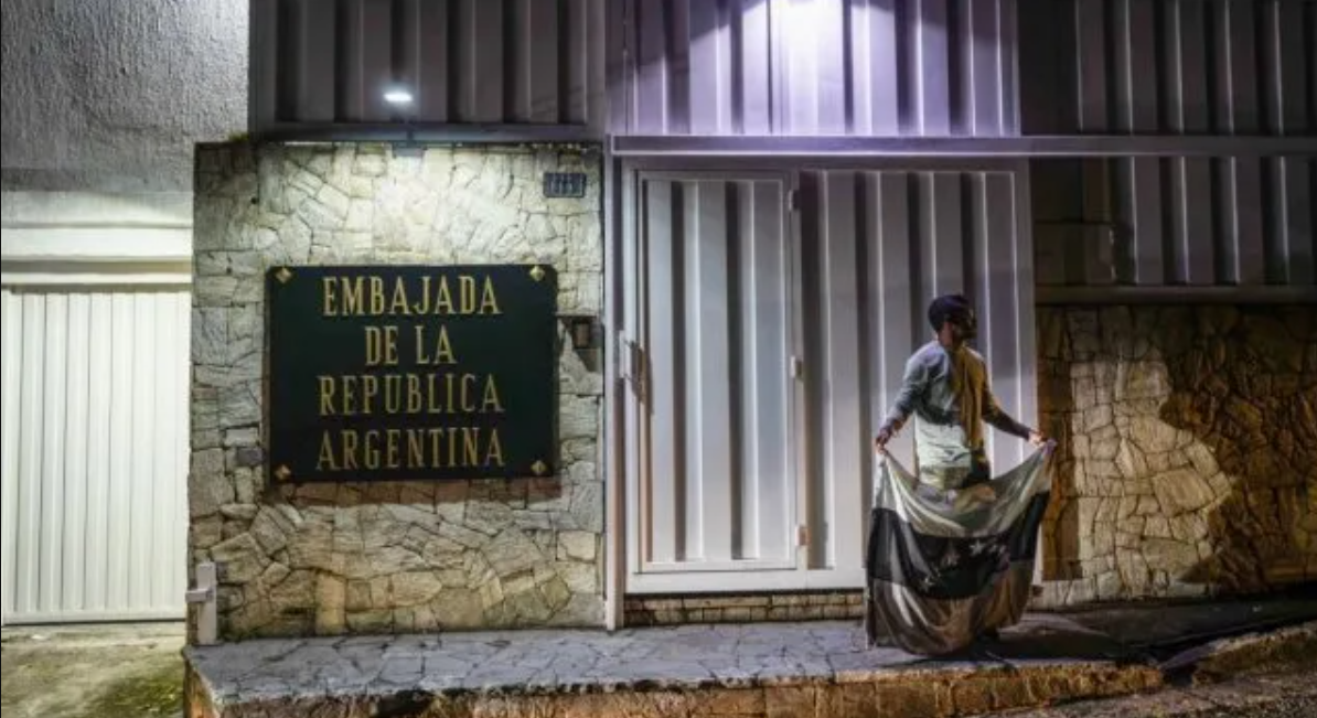 Argentina repudió "hostigamiento" a su embajada en Venezuela: cortaron la luz | Política