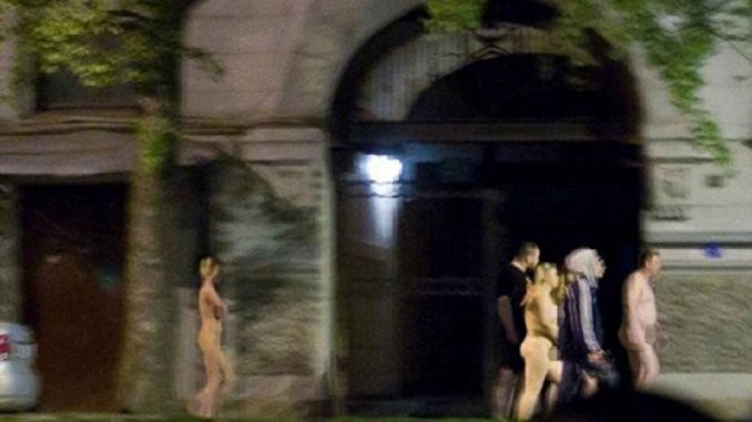 Rusia: obligaron a prostitutas y clientes a caminar desnudos por la calle | Curiosidades