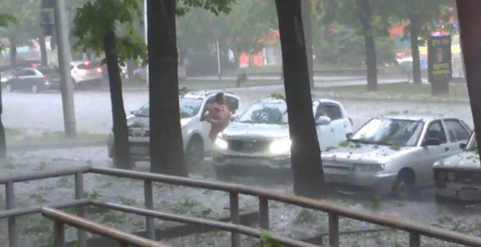 La forma insólita que encontró esta mujer para proteger su auto del granizo | Curiosidades