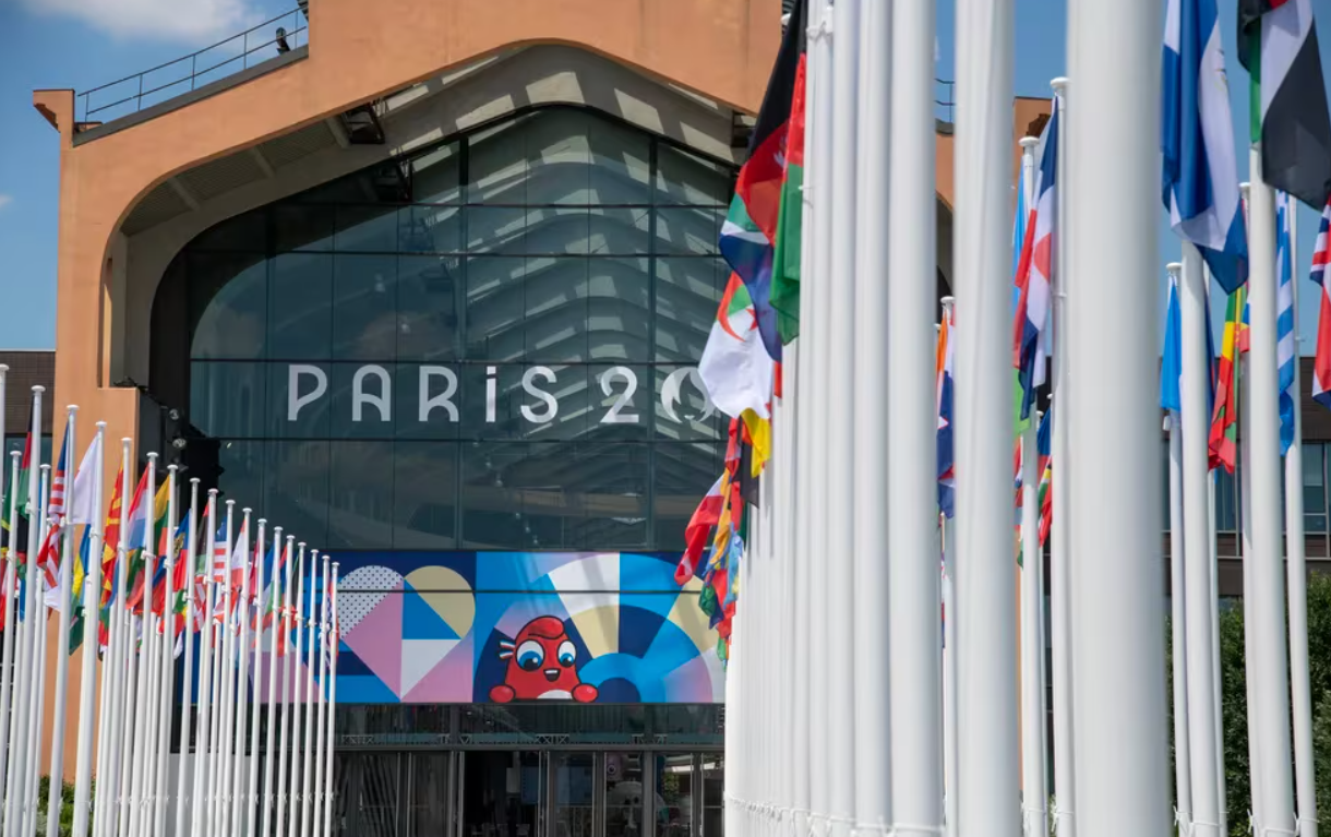 La polémica con la comida en la Villa Olímpica: el nadador Adam Peaty denuncia "gusanos en el pescado" | Deportes