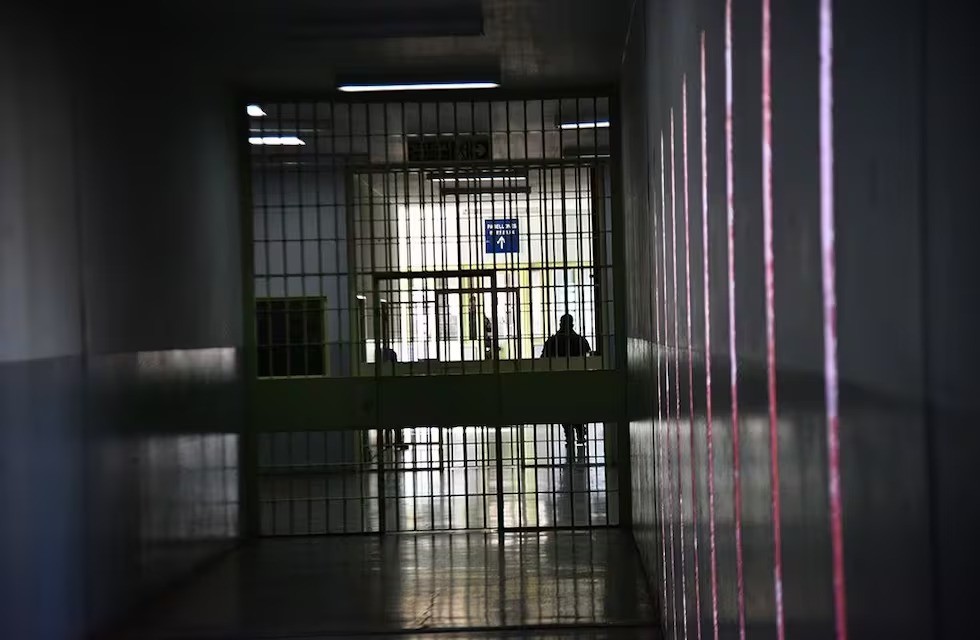 Detuvieron a dos jefes penitenciarios por la venta de celulares dentro de la cárcel de Bouwer | Actualidad