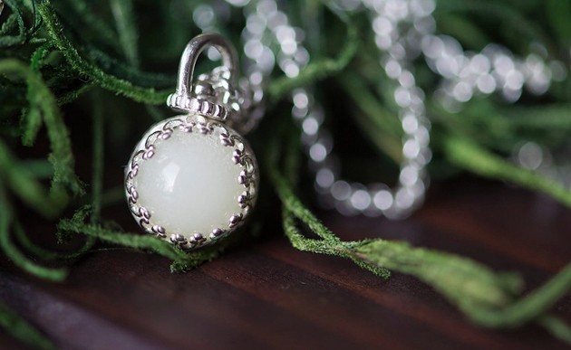 Tesoro: Una artesana realiza joyas con la leche materna de sus clientas | Curiosidades