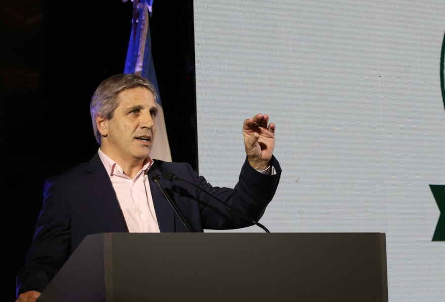 Caputo presiona a empresarios tras reducción del impuesto País: "Se comprometieron a bajar precios" | Economía