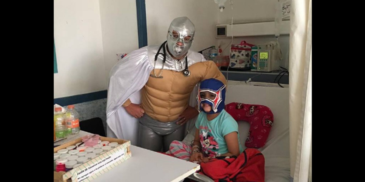 El médico que lucha contra la leucemia disfrazado de superhéroe | Curiosidades