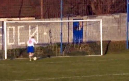 Video: el gol errado más increíble de la historia | Deportes